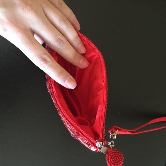 Mini red sequin and beaded wristlet / clutch π - Picture 4 of 5